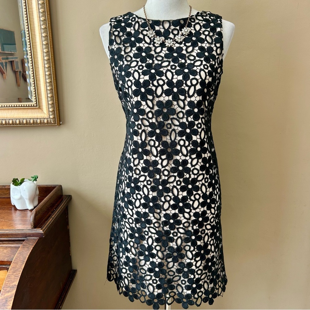 ALICE + OLIVIA Clyde Black Daisy Floral Crochet Open Knit Mini Shift Dress 10 - Picture 4 of 11